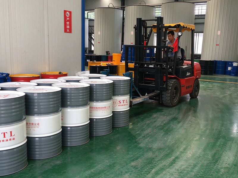 Forklift moving finished 200 L hydraulic-oil drums to the dispatch bay
