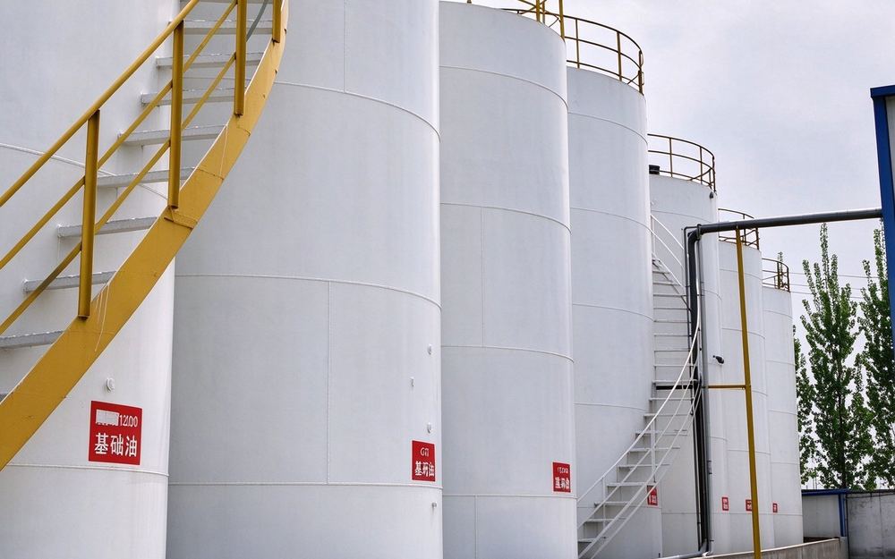 Outdoor base-oil tank farm with bund wall and fill pipework, Zoucheng